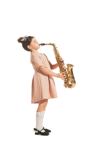 Очаровательная Маленькая Девочка Играющая Саксофоне Белом Фоне Студии Концепция Ретро — стоковое фото
