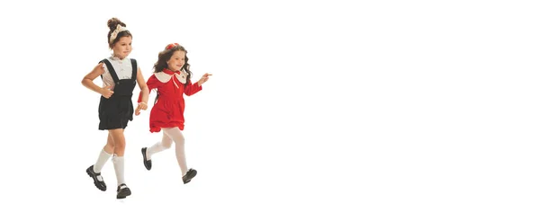 Студийная Съемка Маленьких Счастливых Девочек Стиле Ретро Мода Годов Изолированы — стоковое фото