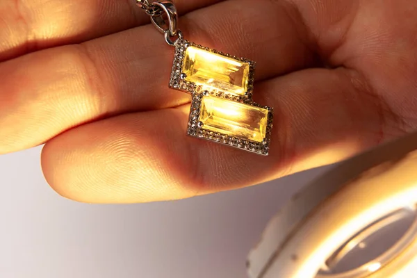 Sparkle Gems Beautiful Earrings Human Hand Closeup Hands Jeweler Work — Stockfoto