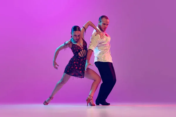 Energy Expression Beautiful Coupleof Dancers Adorable Attires Dancing Ballroom Dance — Fotografia de Stock