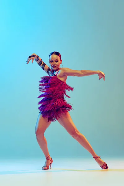 Σόλο Πορτρέτο Της Νεαρής Χαριτωμένης Ευέλικτη Γυναίκα Χορό Αίθουσα Χορού — Φωτογραφία Αρχείου