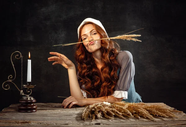 Глупое Настроение Молодая Красивая Рыжая Девушка Длинными Вьющимися Волосами Образе — стоковое фото