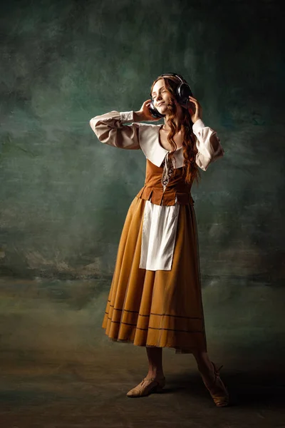Music Portrait Charming Redhair Girl Long Curly Hair Girl Renaissance — Stockfoto