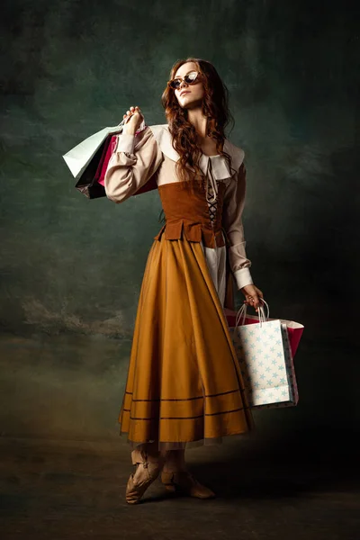 Shopaholic Young Atractive Redhair Girl Long Curly Hair Girl Renaissance — Zdjęcie stockowe