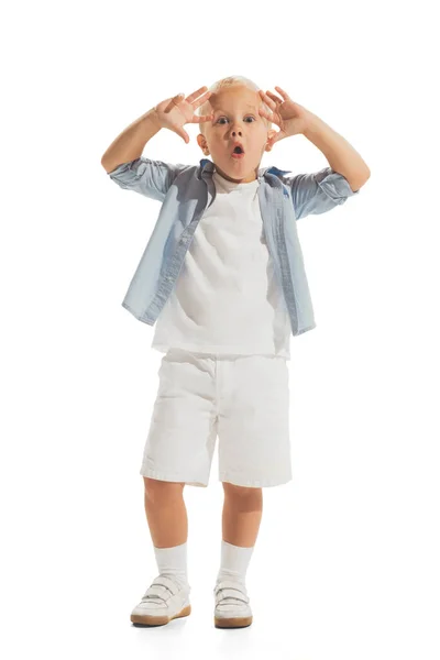 Портрет Маленького Хлопчика Дитини Повсякденному Вбранні Позує Ізольовано Білому Студійному — стокове фото