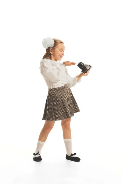 Портрет Маленької Дівчинки Дитини Шкільній Формі Бантом Позує Ретро Камерою — стокове фото