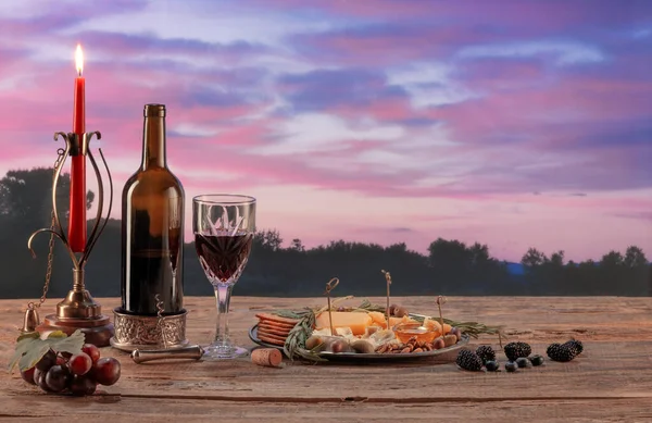 Bottle Delicious Red Wine Snacks Appetizers Cheese Honey Olives Grapes — Foto Stock