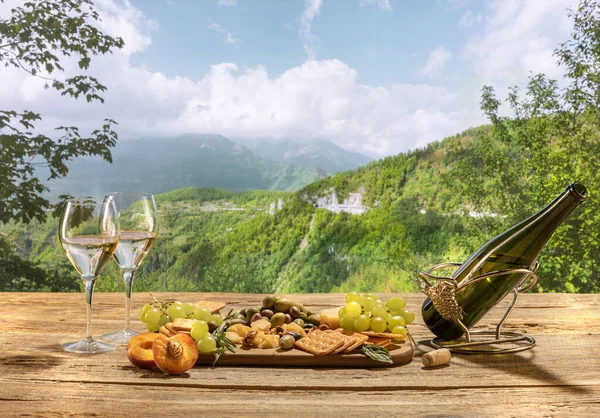 Delicious White Wine Standing Wooden Table Yummy Dinner Appetizers Cheese — Foto de Stock