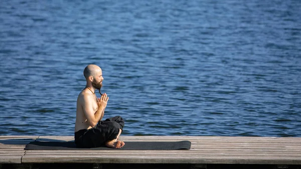 Peace Quiet Summer Morning Young Man Practicing Yoga River Pier — Zdjęcie stockowe