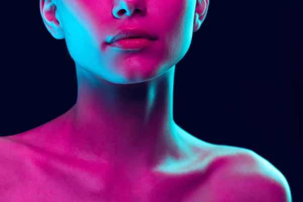 Close Female Neck Collarbones Shoulders Pink Neon Light Dark Background —  Fotos de Stock