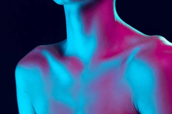 Close Female Neck Collarbones Shoulders Pink Neon Light Dark Background — Stockfoto