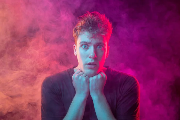 Дым Окутал Молодого Человека Модель Смотрящая Камеру Пурпурном Фоне Облаками — стоковое фото