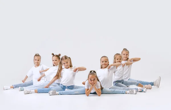 Modern Choreography Synchronized Movements Active Little Girls Sportive Kids Casual — Foto de Stock