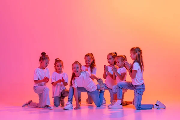 Modern Contemp Dance Happy Kids School Age Girls White Shirts — Foto de Stock