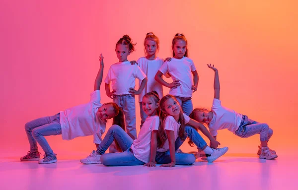 Modern Contemp Dance Happy Kids School Age Girls White Shirts — Stok Foto