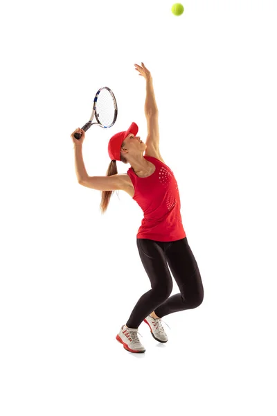 年轻的女运动员形象 网球选手在白色背景下与外界隔绝 健康的生活方式 健康的身体 锻炼的概念 动作或运动中的女运动员 — 图库照片