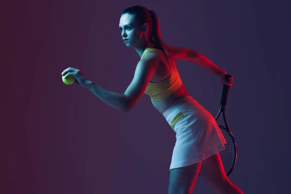 Молода Жінка Професійний Тенісист Тренується Ізольовано Синьому Фоні Неоні Здоровий — стокове фото