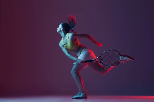 Портрет Молодої Жінки Яка Грає Теніс Ізольовано Темному Тлі Неоні — стокове фото