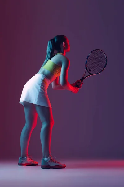 Молода Жінка Професійний Тенісист Тренується Ізольовано Синьому Фоні Неоні Здоровий — стокове фото
