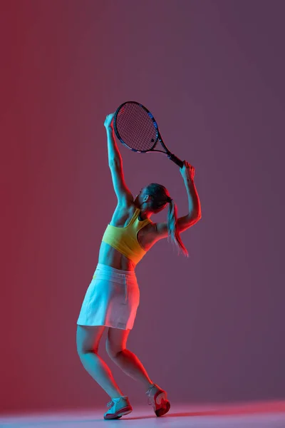 Портрет Молодої Жінки Яка Грає Теніс Ізольовано Темному Тлі Неоні — стокове фото