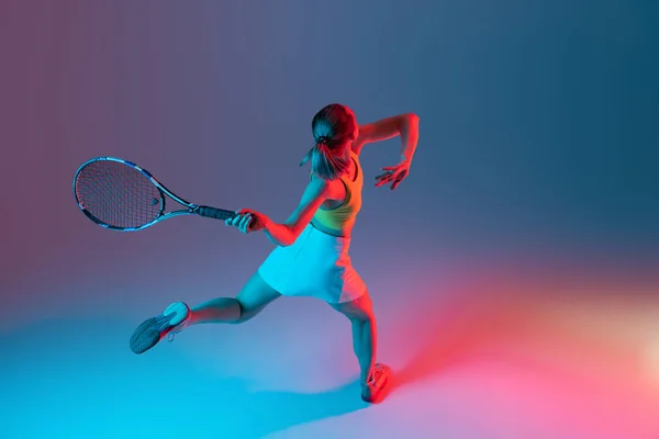 Вид Повітря Навчання Тенісистки Практикує Силу Ізольовано Темному Фоні Неоні — стокове фото