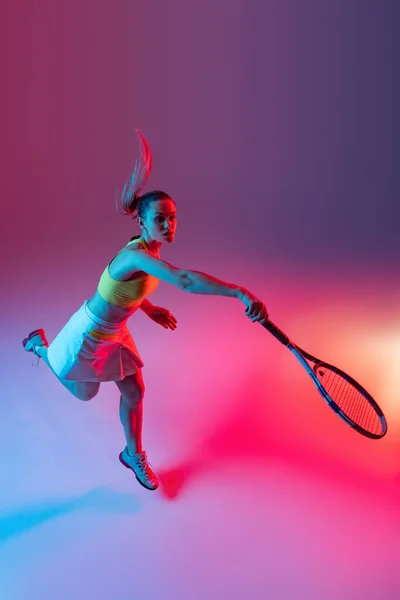 Вид Повітря Навчання Тенісистки Практикує Силу Ізольовано Темному Фоні Неоні — стокове фото