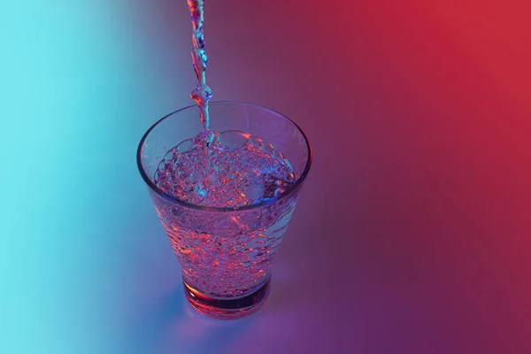 Composition Water Flows Glass Placed Table Gradient Multicolored Background Neon — Stockfoto