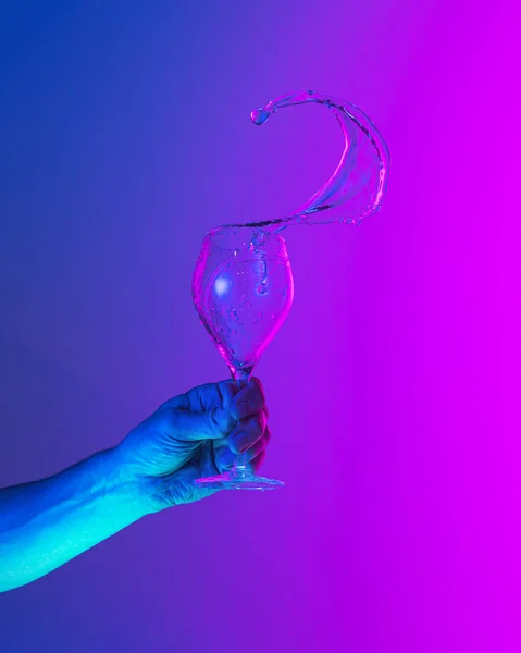 Ιπτάμενο Υγρό Αυθεντικό Χέρι Ρίχνει Καθαρό Νερό Βουτιά Από Κρασί — Φωτογραφία Αρχείου
