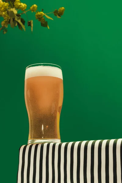 Осінь Склянка Холодного Морозяного Світлого Пива Темно Зеленому Фоні Конусами — стокове фото