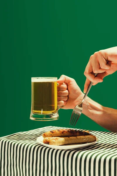 Beer Fried Frankfurter Human Hand Mug Cold Frothy Beer Dark — ストック写真