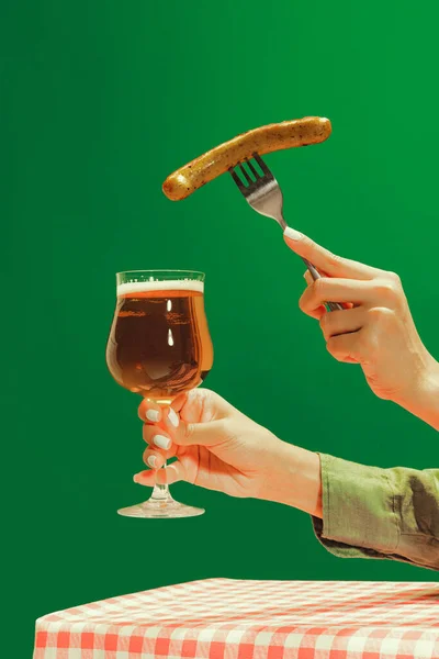 Bon Appetit Female Hand Glass Cold Light Beer Fried Sausage — Stockfoto