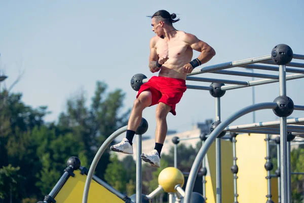 Lifestyle Portrait Athlete Muscular Shirtless Man Workout Sports Ground Public — Stockfoto