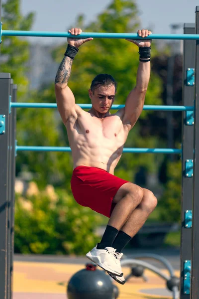 Outdoor Training Young Strong Muscular Man Doing Strength Exercises Workout — Stockfoto