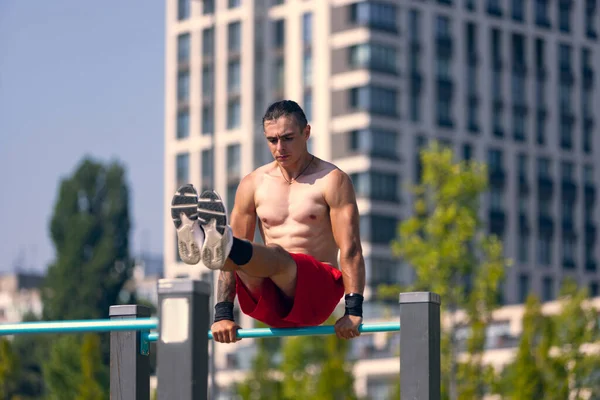 Lifestyle Portrait Athlete Muscular Shirtless Man Workout Sports Ground Public — Stockfoto