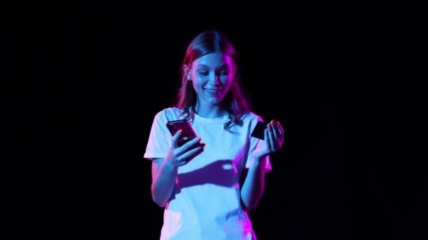 Посміхаючись Молода Дівчина Платить Покупку Кредитною Карткою Мобільним Додатком Темний — стокове відео