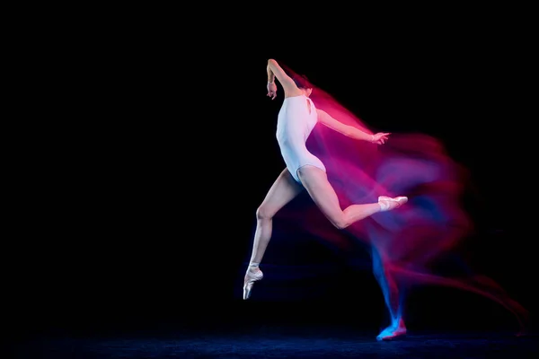 Музика Витончена Балерина Танцює Темному Тлі Змішаному Неоновому Світлі Мистецтво — стокове фото