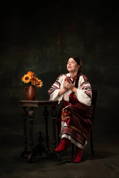 Fortune Telling Young Beautiful Ukrainian Woman Wearing Traditional Folk Costume — Stockfoto