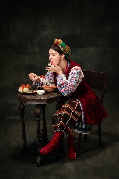 Ukraine National Dishes Emotional Adorable Woman Wearing National Folk Ukrainian — Fotografia de Stock