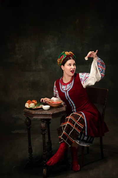 Pampushkas Borscht Salo Emotional Young Woman Wearing National Folk Ukrainian —  Fotos de Stock