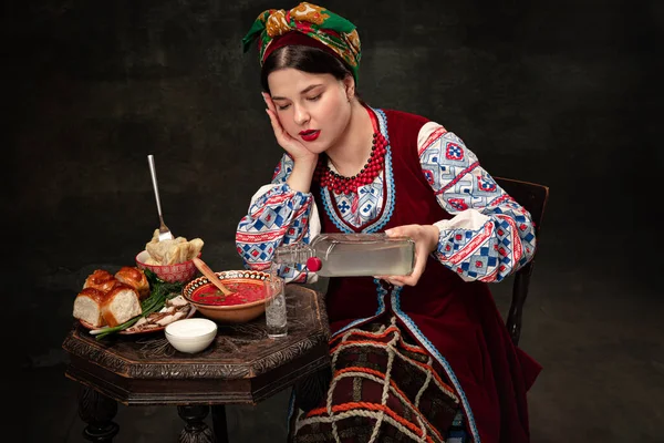 Dinner Pampushkas Borscht Salo Emotional Young Woman Wearing National Folk —  Fotos de Stock