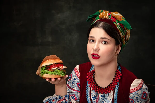 Temptation Hamburger Closeup Young Beautiful Ukrainian Woman Traditional Folk Ukrainian —  Fotos de Stock