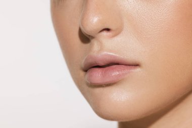 Kadın dudakları, yanakları ve burnu beyaz stüdyo arka planında izole edilmiş. Doğal güzellik. Doğal güzellik kavramı, kozmetoloji, cilt bakımı, kozmetik, estetik cerrahi, reklam.