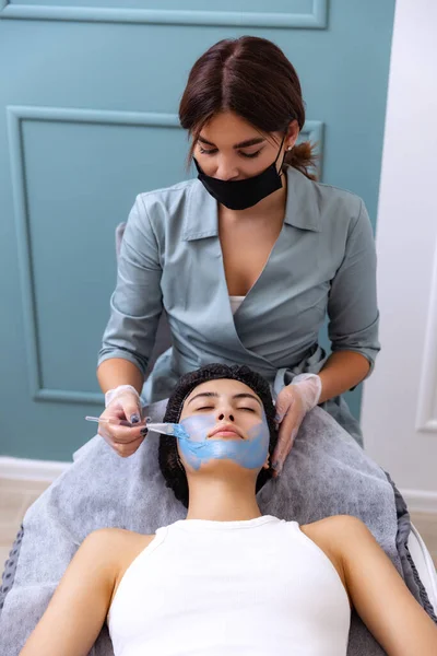 Joven Chica Hermosa Durante Los Procedimientos Cosméticos Oficina Esteticistas Interior — Foto de Stock