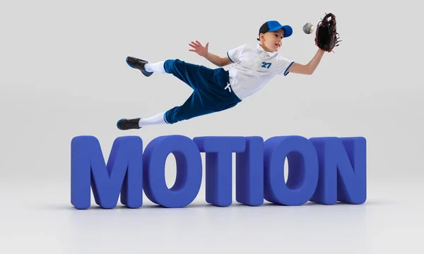 Sportliches Kind Anfänger Baseballspieler Sportuniform Der Über Große Buchstaben Motion — Stockfoto