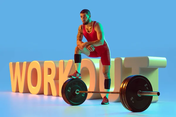 Entrenamiento Joven Atleta Muscular Posando Con Barra 10Kg Sobre Enormes — Foto de Stock