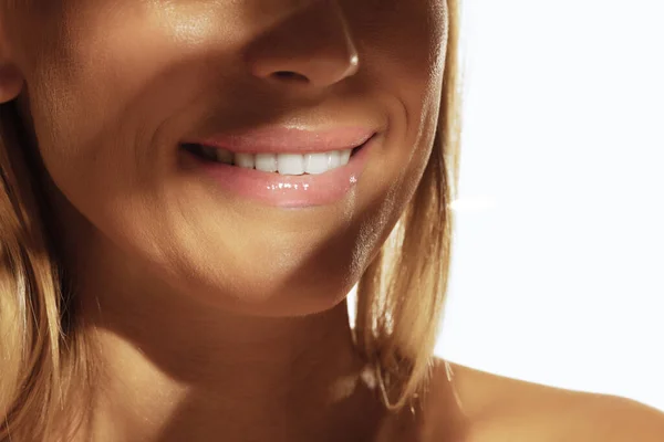 Senyum Dengan Gigi Putih Pendekatan Mulut Perempuan Pipi Dan Hidung — Stok Foto