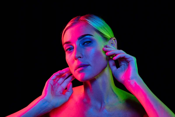 Perasaan Dan Emosi Model Fashion Tinggi Dengan Lampu Neon Terang — Stok Foto