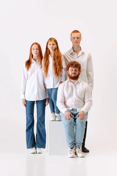 Retrato Estilo Retrô Quatro Jovens Emotivos Ruivos Família Simpática Camisas — Fotografia de Stock