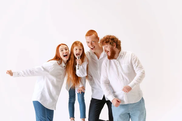 Karaoke Happy Family Red Haired Young Men Woman Kid Wearing — Stock Photo, Image