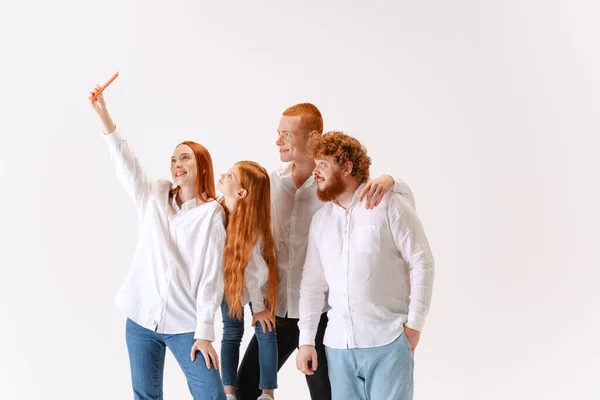 記憶のための自撮り 明るい若い赤髪の人々 白いシャツとジーンズを着てフレンドリーな家族は 白いスタジオの背景に孤立した写真を撮る ファッション 関係の概念 — ストック写真